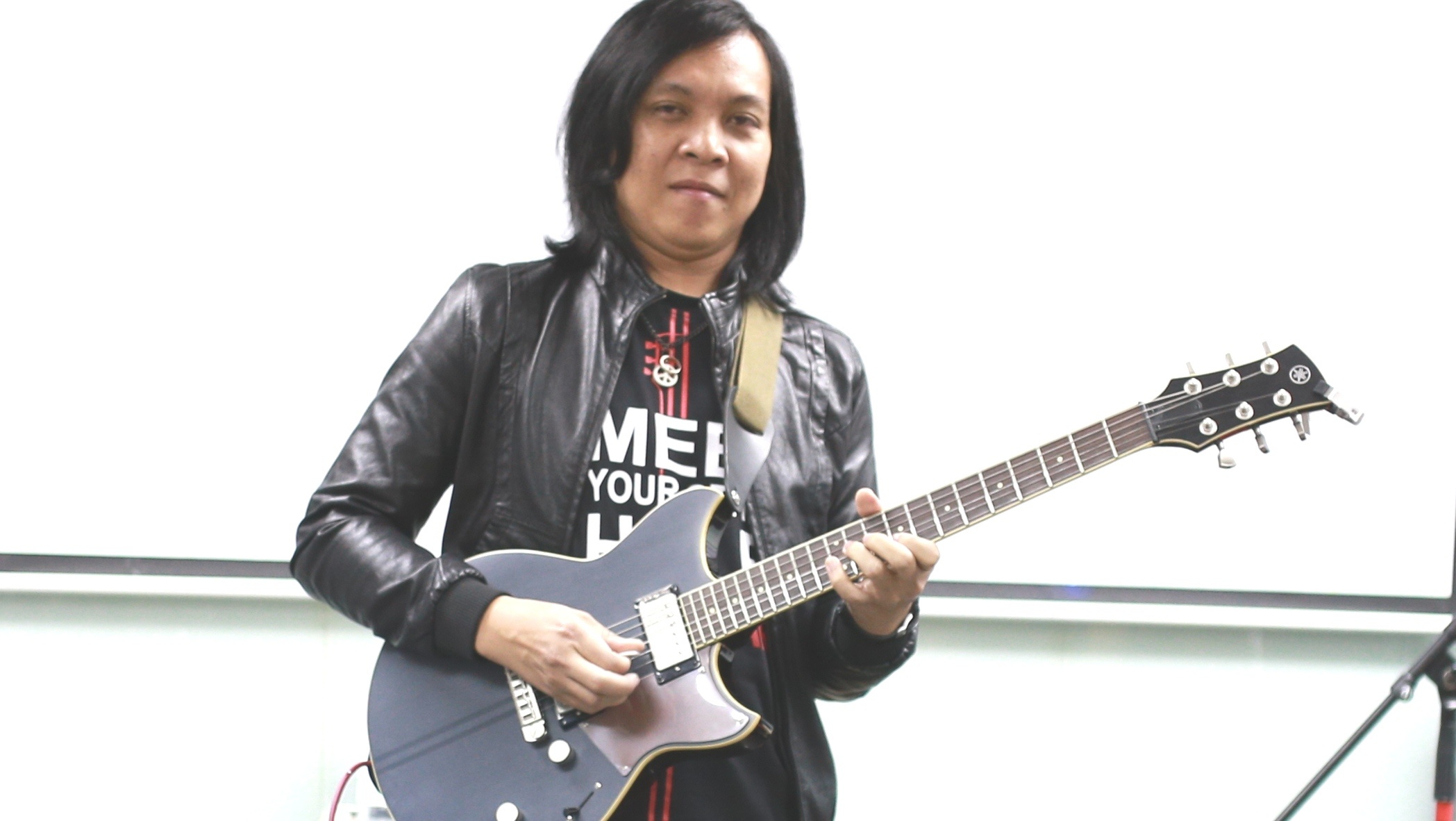 guitar noi tieng Thai Lan den Viet Nam dien anh 2