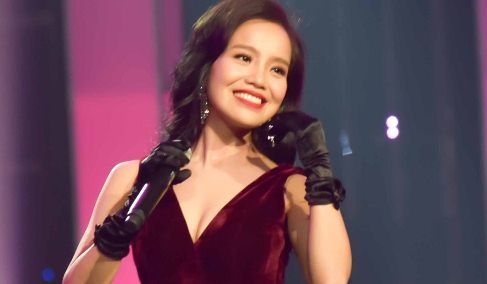Chi Tai bi thu hut truoc giong hat va nhan sac cua co gai hat bolero hinh anh