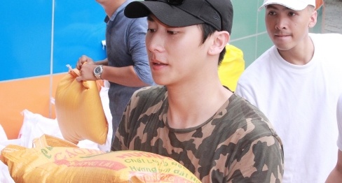 Rocker Nguyen lam tu thien sau 2 thang 'giam minh' trong nha hinh anh