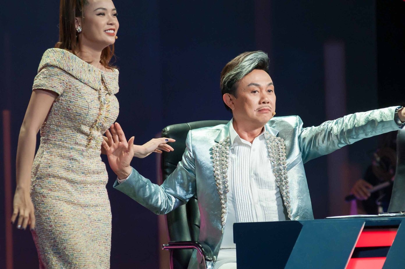 Sam bỏ giày chạy lên sân khấu ôm thí sinh ảnh 1 Sam bo giay chay len san khau om thi sinh anh 1