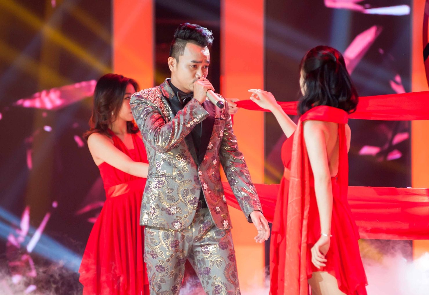 Sam bỏ giày chạy lên sân khấu ôm thí sinh ảnh 3 Sam bo giay chay len san khau om thi sinh anh 3