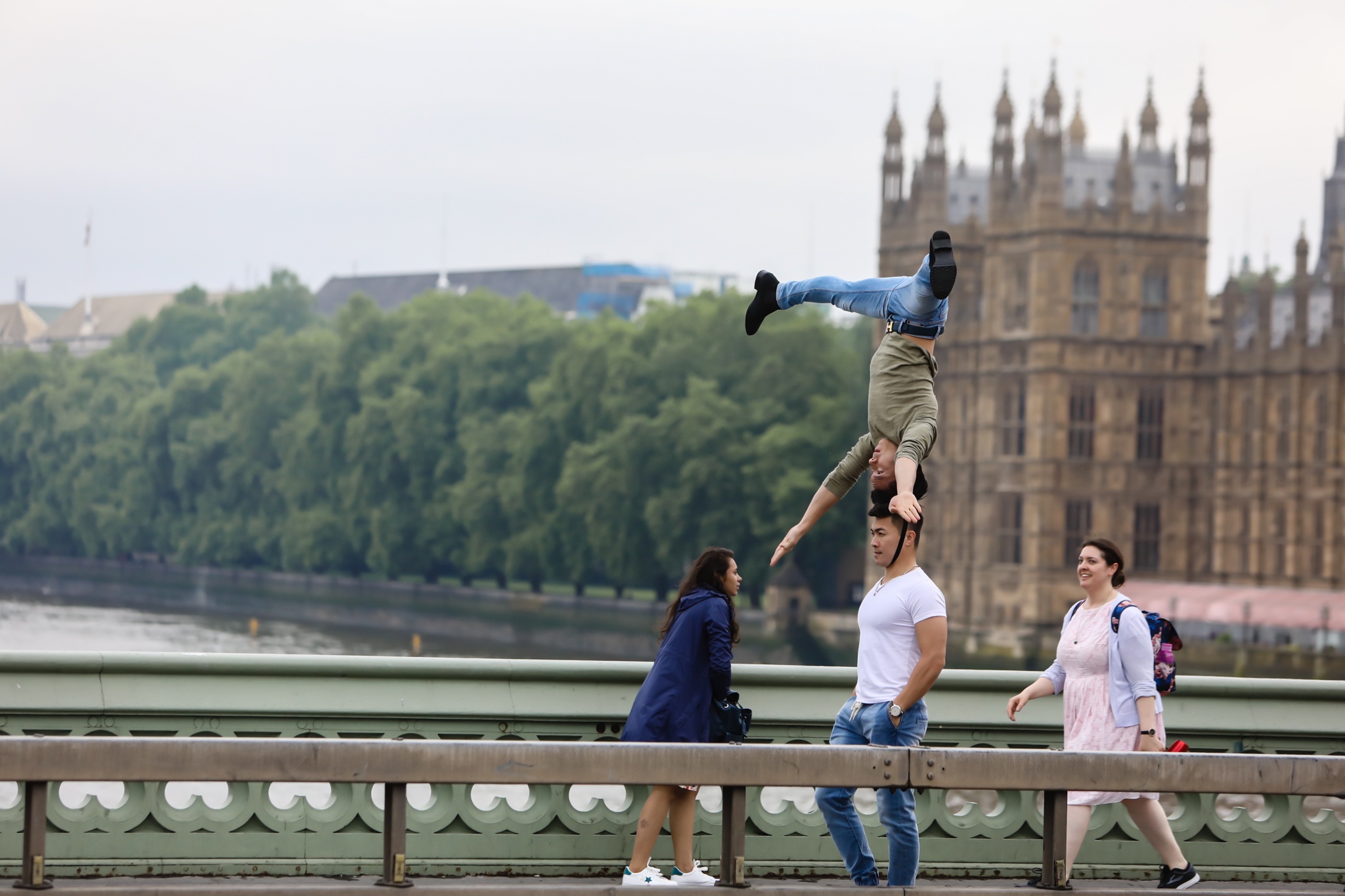 Quoc Co Quoc Nghiep chong dau tren duong pho Anh anh 4