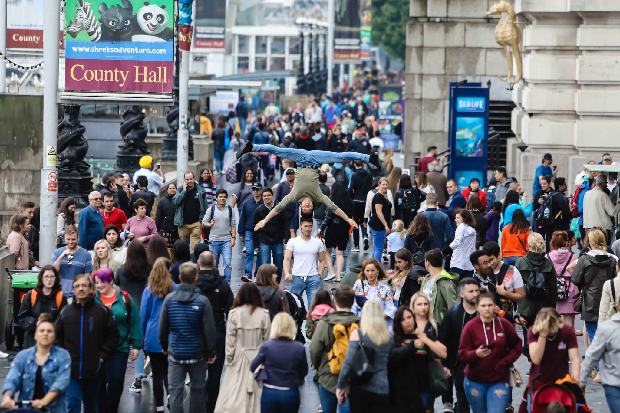 Quoc Co Quoc Nghiep chong dau tren duong pho Anh anh 7