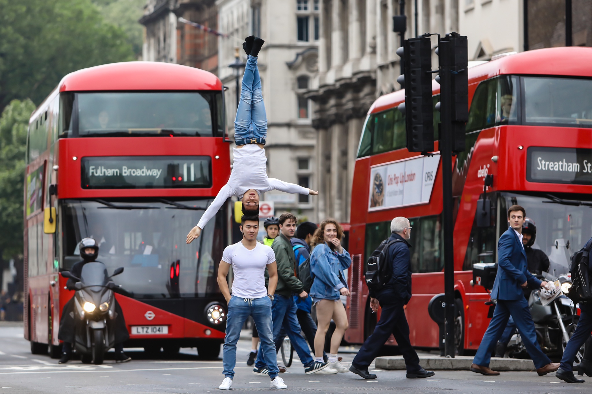 Quoc Co, Quoc Nghiep gay chu y khi chong dau di tren duong pho Anh hinh anh