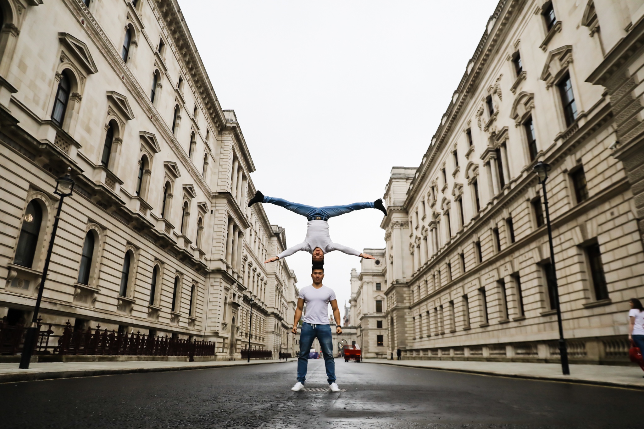 Quoc Co Quoc Nghiep chong dau tren duong pho Anh anh 1