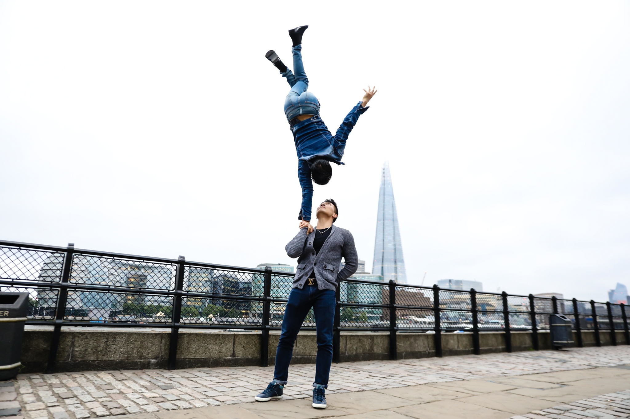 Quoc Co Quoc Nghiep chong dau tren duong pho Anh anh 2