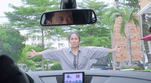 'Gao nep gao te': Le Phuong lao vao oto, can chong di voi nhan tinh hinh anh