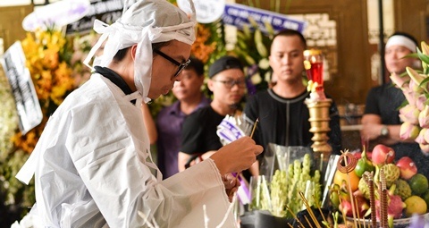 Con trai nghe si Thanh Hoang tu My ve nuoc chiu tang cha hinh anh