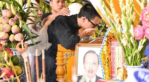 Con trai NSUT Thanh Hoang oa khoc khi ve nuoc chiu tang cha hinh anh