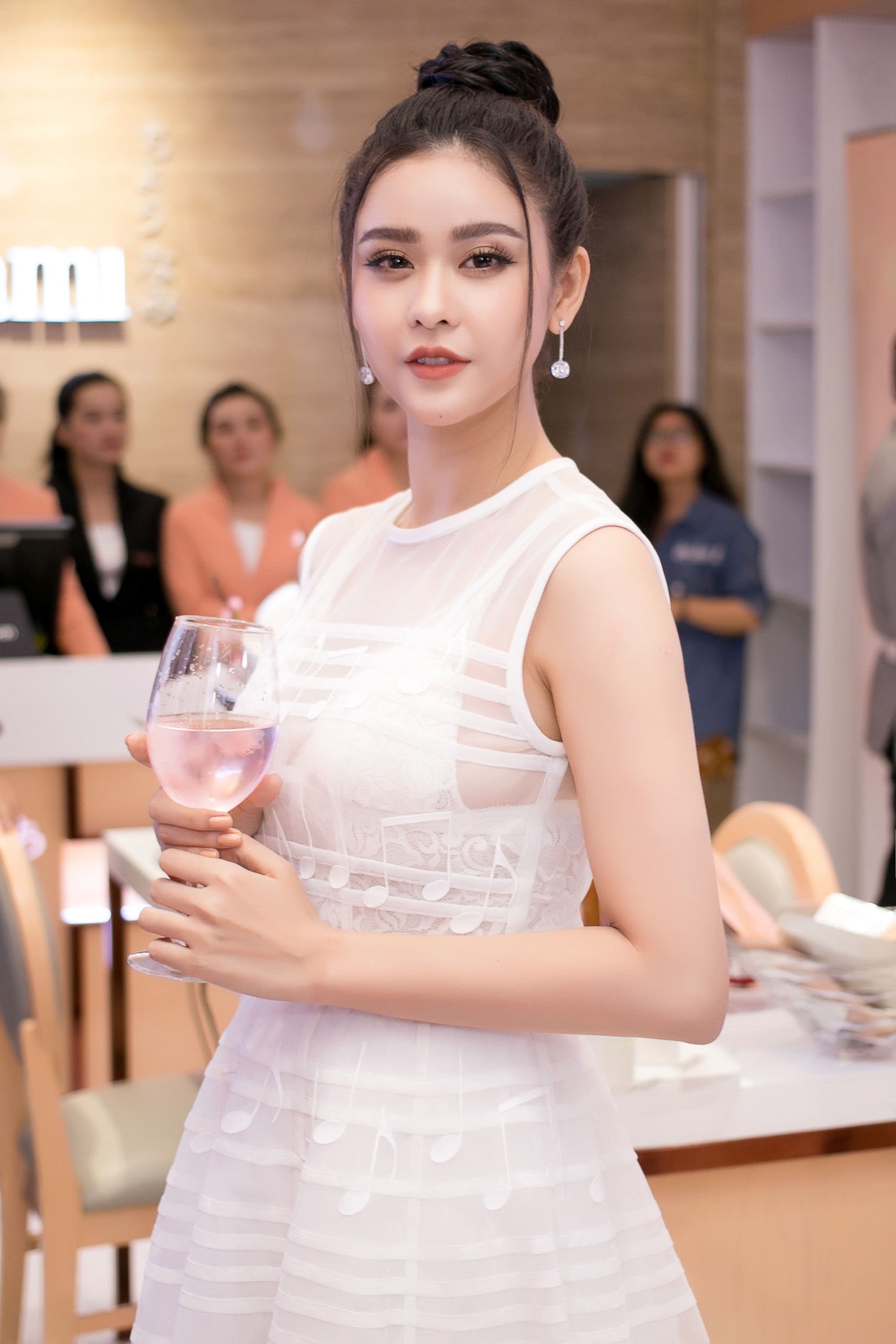 My nhan chuyen gioi Thai Lan den Viet Nam anh 5