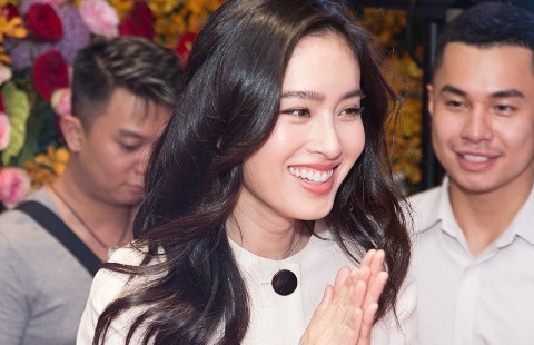 Hoa hau chuyen gioi Thai Lan dien dam Cong Tri rang ngoi o Viet Nam hinh anh