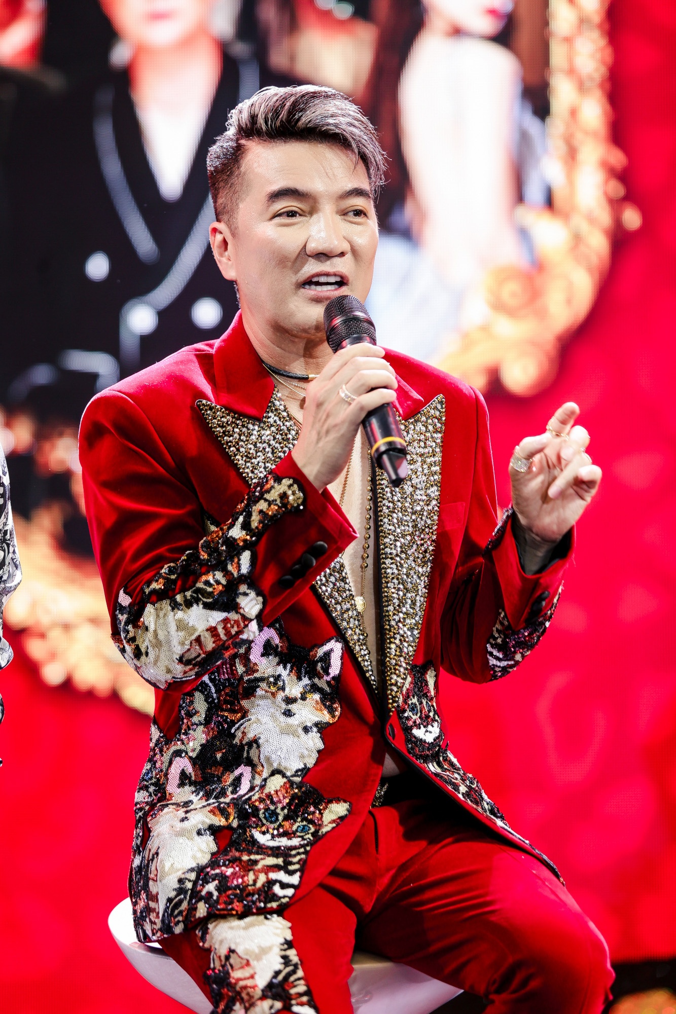 Dam Vinh Hung khang dinh khong thua ca si tre anh 3