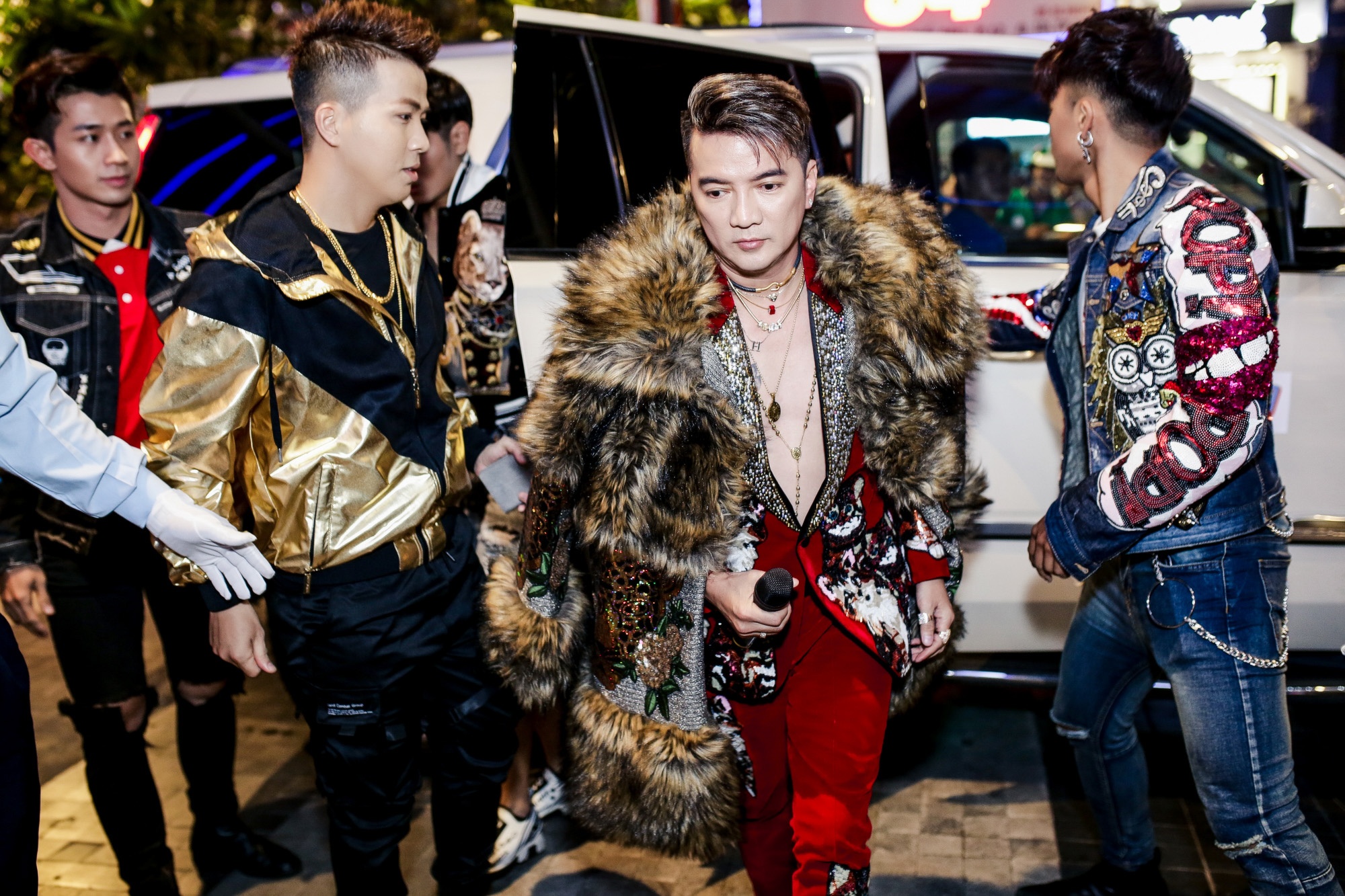 Dam Vinh Hung khang dinh khong thua ca si tre anh 1