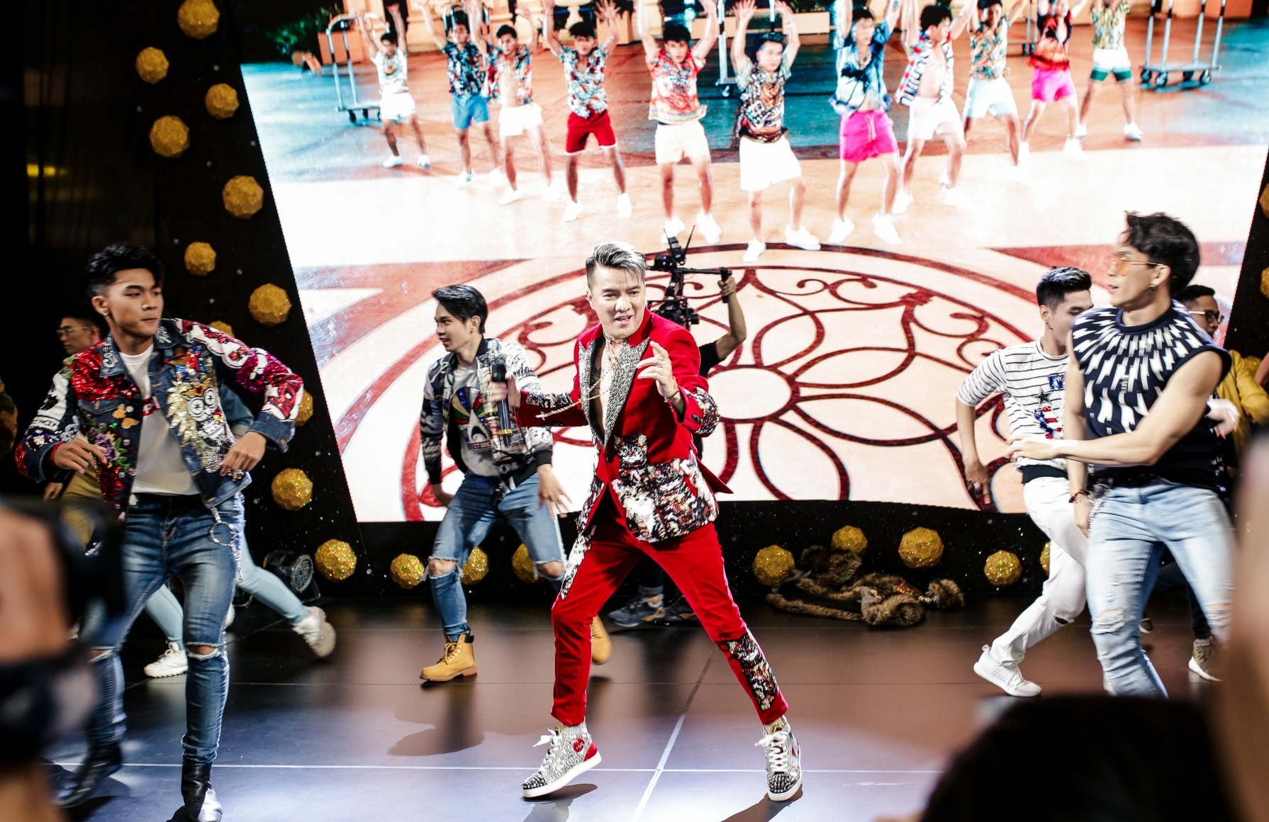 Dam Vinh Hung khang dinh khong thua ca si tre anh 2