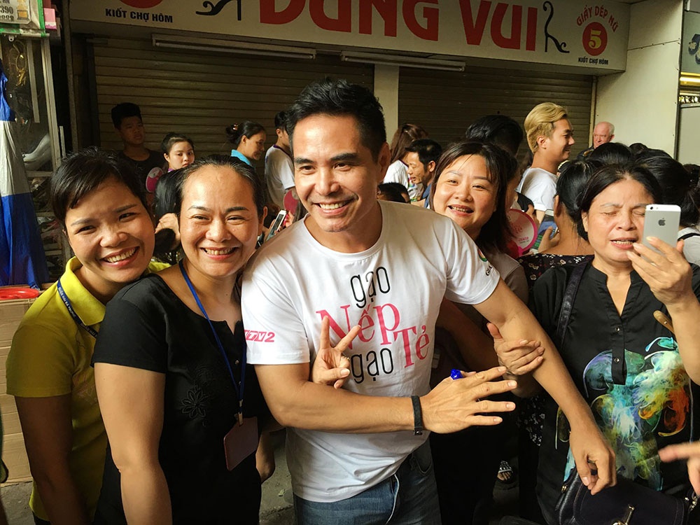 Dan dien vien 'Gao nep gao te' giao luu voi khan gia o cho mien Bac hinh anh