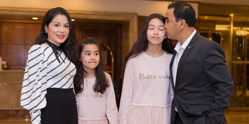 Dan sao Viet den du dam cuoi con gai NSND Hong Van o Sai Gon hinh anh