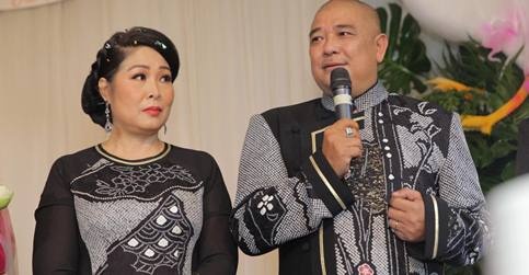 Clip Hong Van hat 'Nhat ky cua me' xuc dong trong tiec cuoi con gai hinh anh