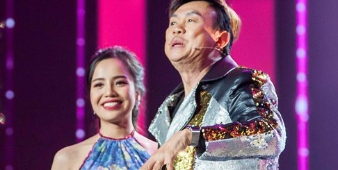 Chi Tai phan khich chay len san khau om nu thi sinh xinh dep hinh anh