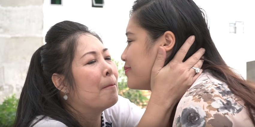 NSND Hong Van khoc khi hat 'Nhat ky cua me' tang con gai lay chong xa hinh anh