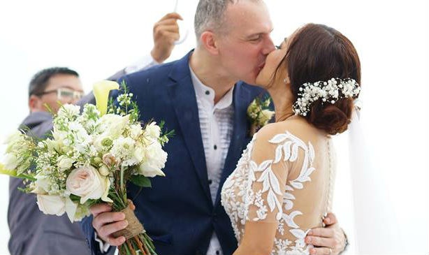 Ly Thanh Thao 'Mui ngo gai' hon chong Tay trong tiec cuoi o bai bien hinh anh