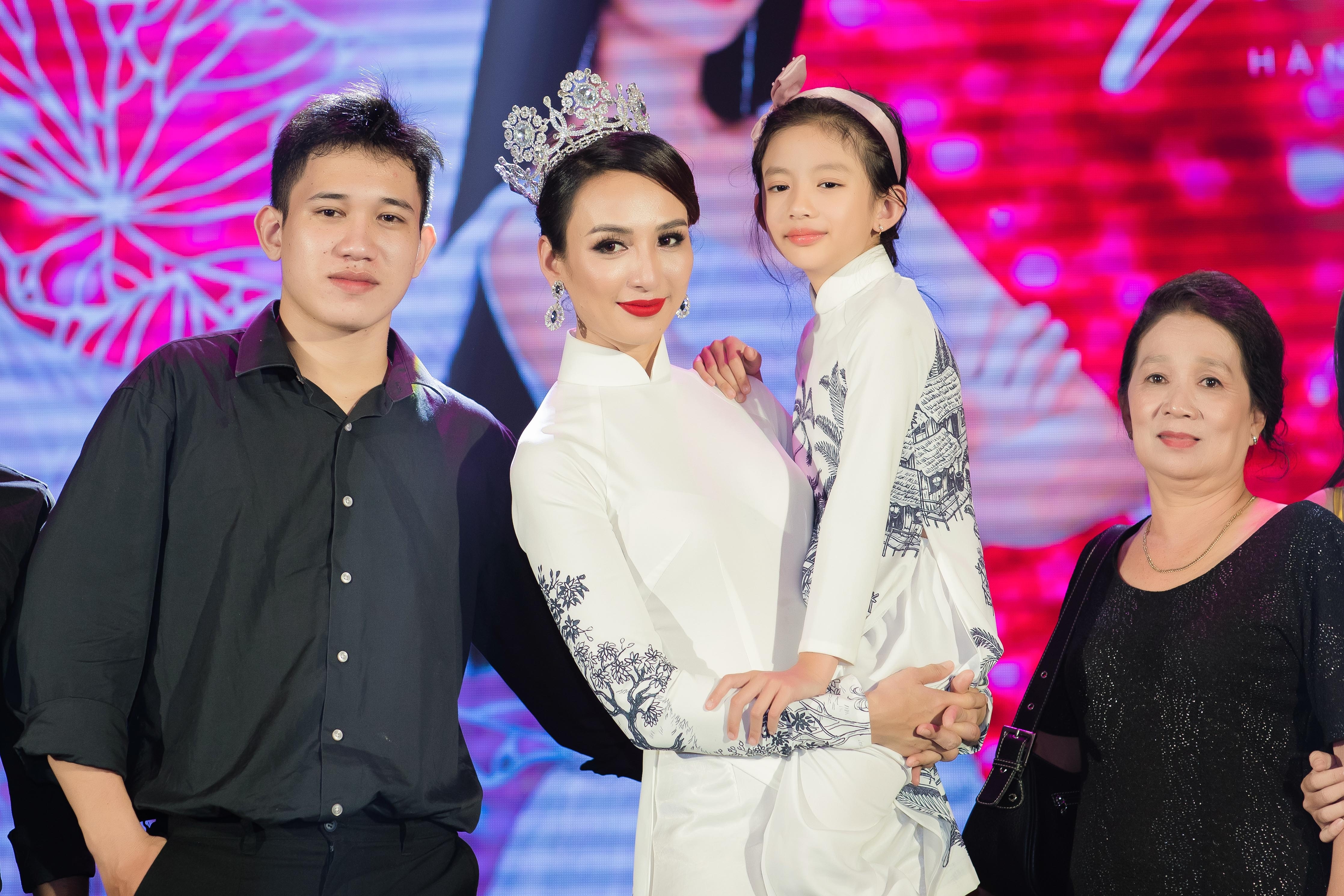 Ngoc Diem khoc trong tiec ky niem 10 nam hoa hau anh 3