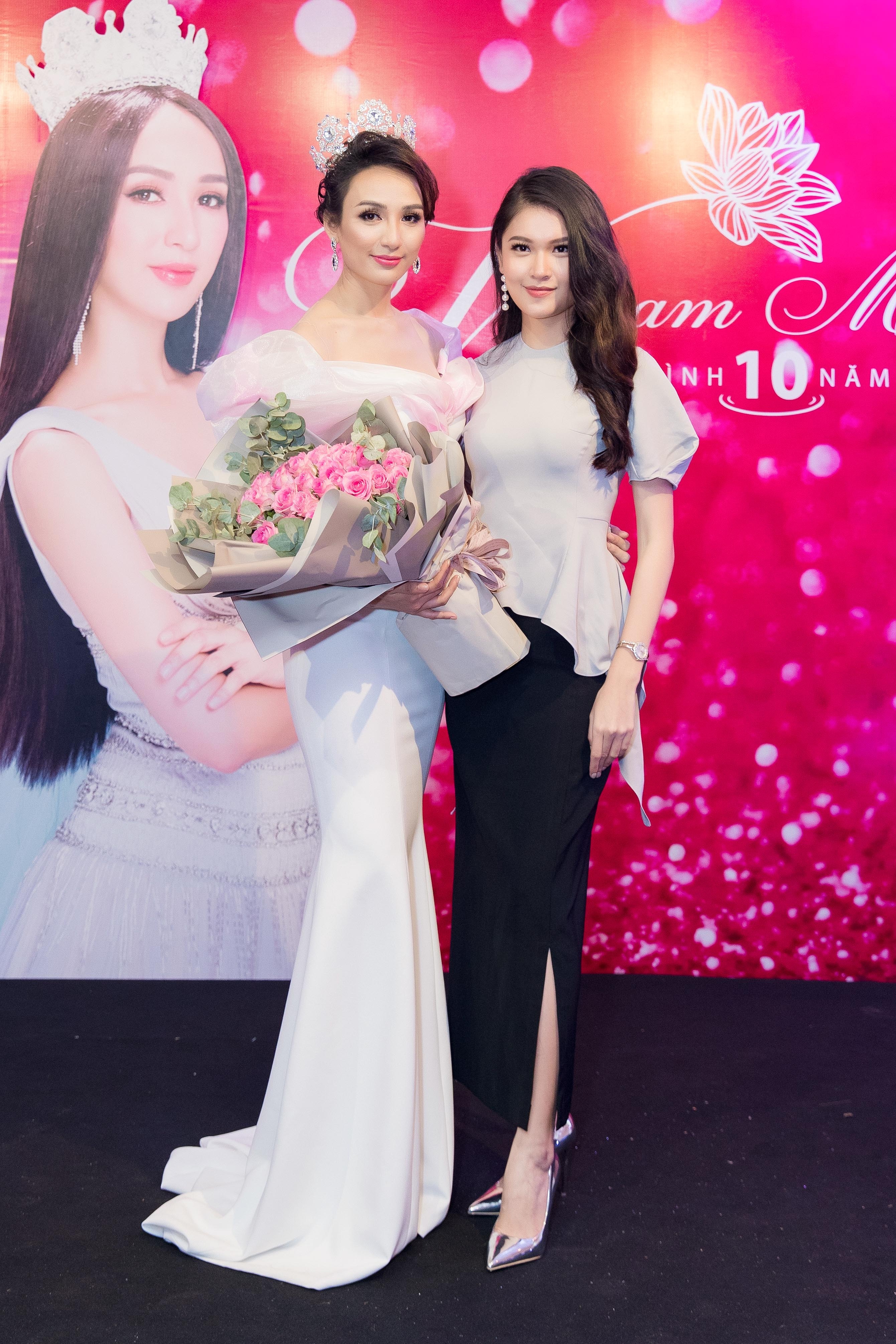 Ngoc Diem khoc trong tiec ky niem 10 nam hoa hau anh 4