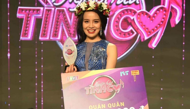 Co gai dan toc Nung dang quang Nguoi hat tinh ca mua 3 hinh anh