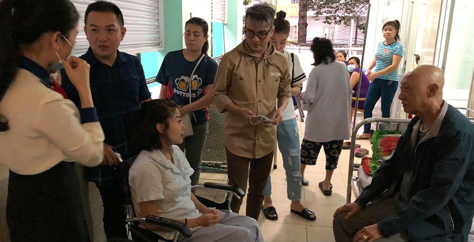 Mai Phuong, Le Binh bat khoc khi Dam Vinh Hung, Le Quyen den tham hinh anh