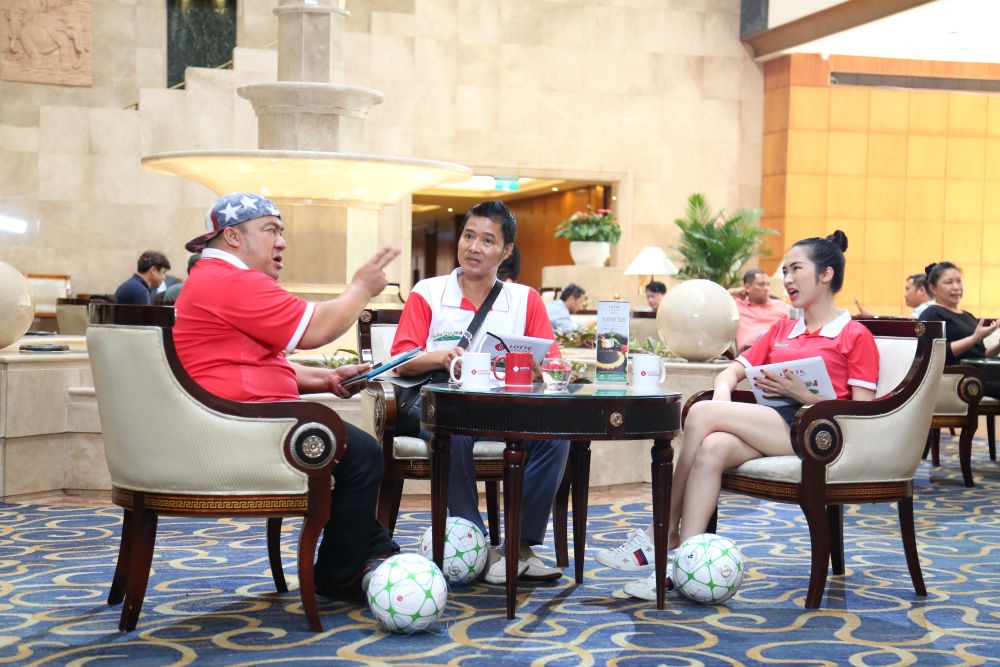 Hieu Hien va Hoa Minzy bat khoc anh 1