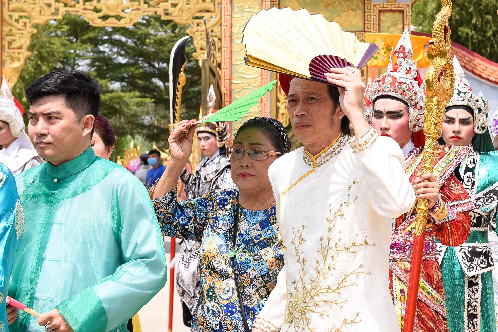 Hoai Linh lo tung chi tiet nho trong le gio To nghe san khau hinh anh