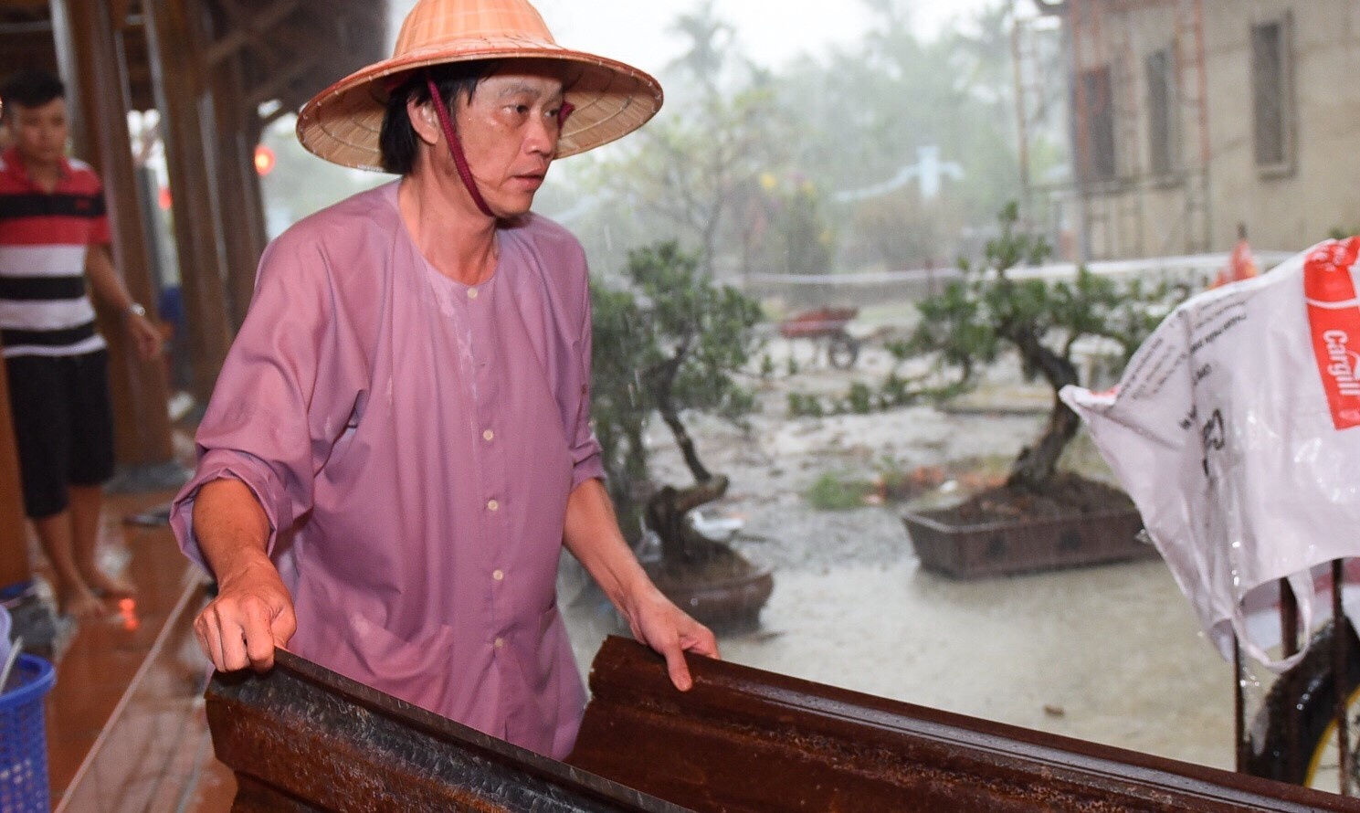 Danh hai Hoai Linh di chan tran, doi mua chong dot o nha tho hinh anh