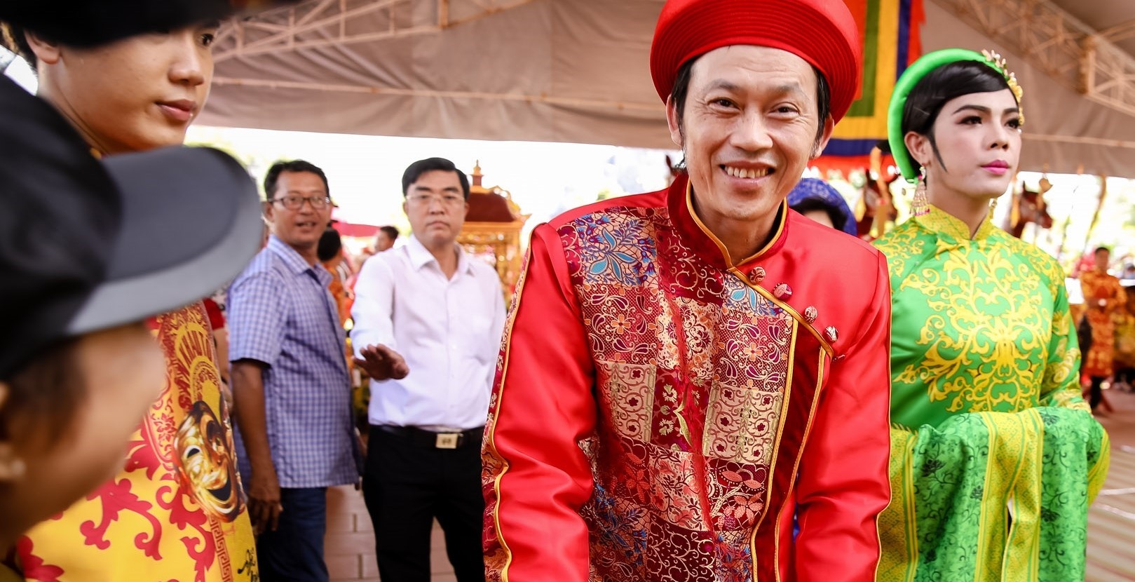 Nguoi dan do ve nha tho cua Hoai Linh du le gio To san khau hinh anh