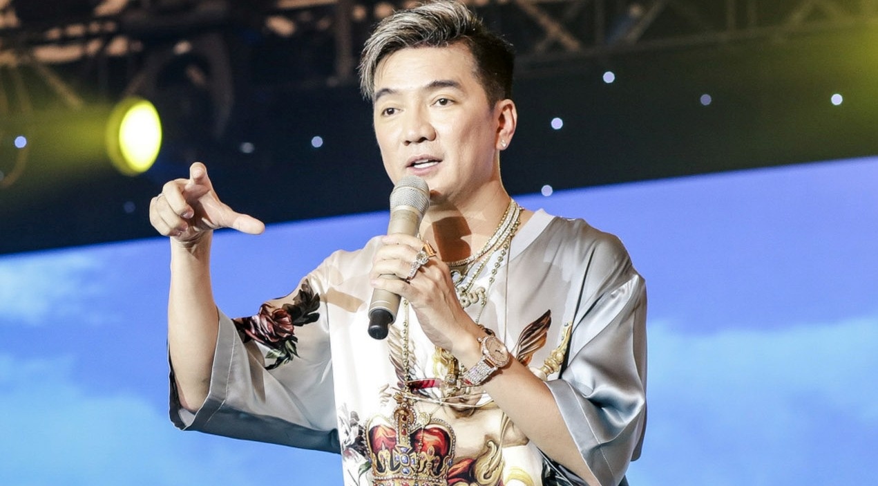 Dam Vinh Hung noi thay doi cach hat de duoi kip cac ca si tre hinh anh