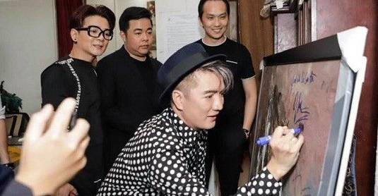 Vu Ha thanh minh vu nghe si bi chi trich khi ky ten len tranh hinh anh