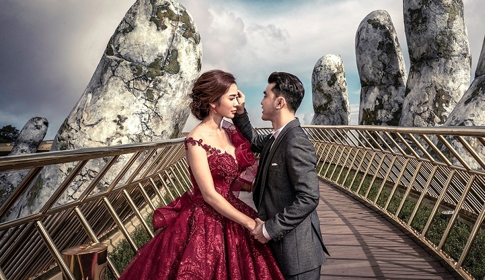 Ung Hoang Phuc, Kim Cuong chup anh cuoi tai cay cau ban tay o Ba Na hinh anh