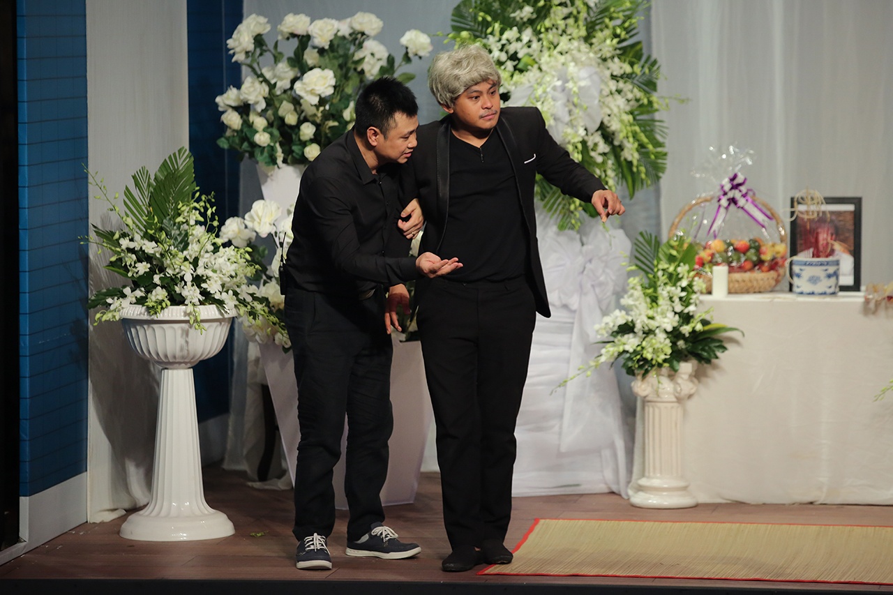 Tran Thanh lien tuc ham hai Lam Khanh Chi anh 3