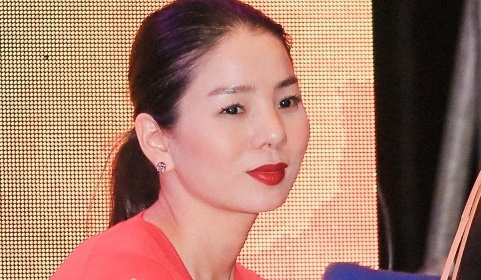 Khuon mat Le Quyen sung, khac la trong hau truong tap nhac hinh anh