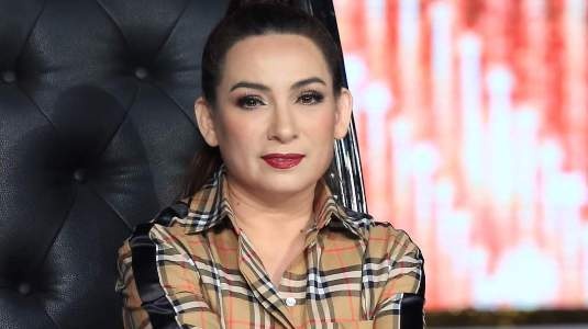 Phi Nhung cui dau xin loi vi den su kien tre hon mot tieng hinh anh
