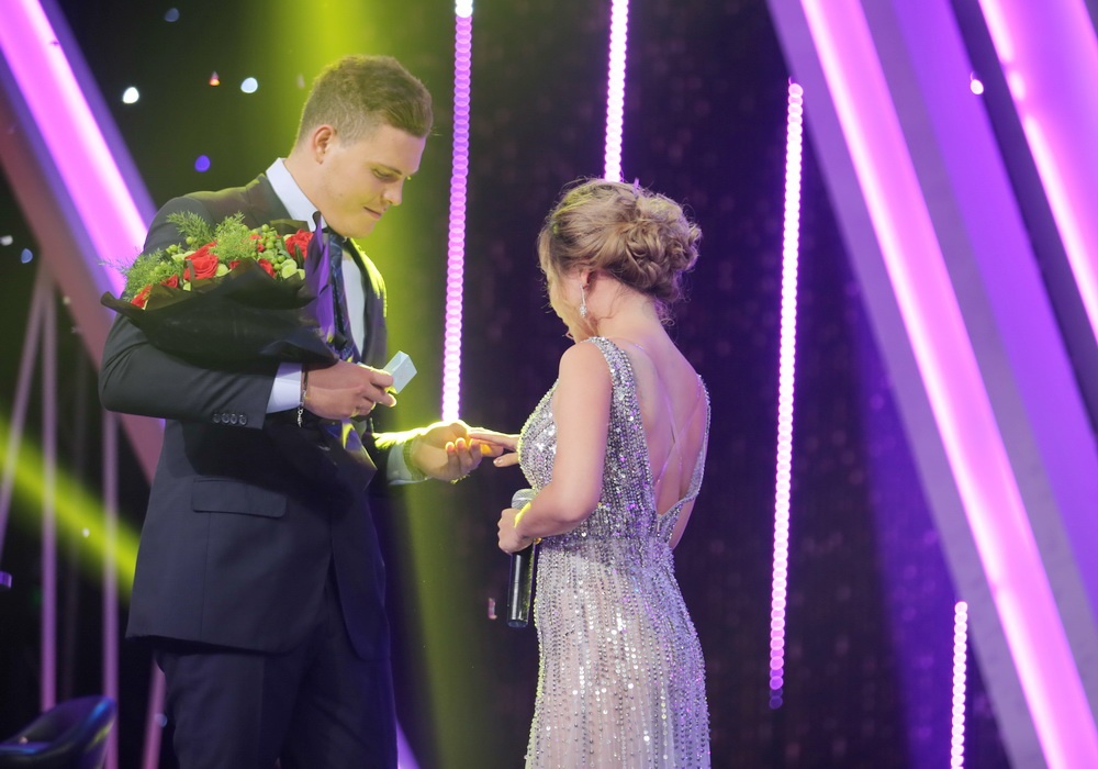 ca si Phuong Vu duoc ban trai Tay cau hon anh 2