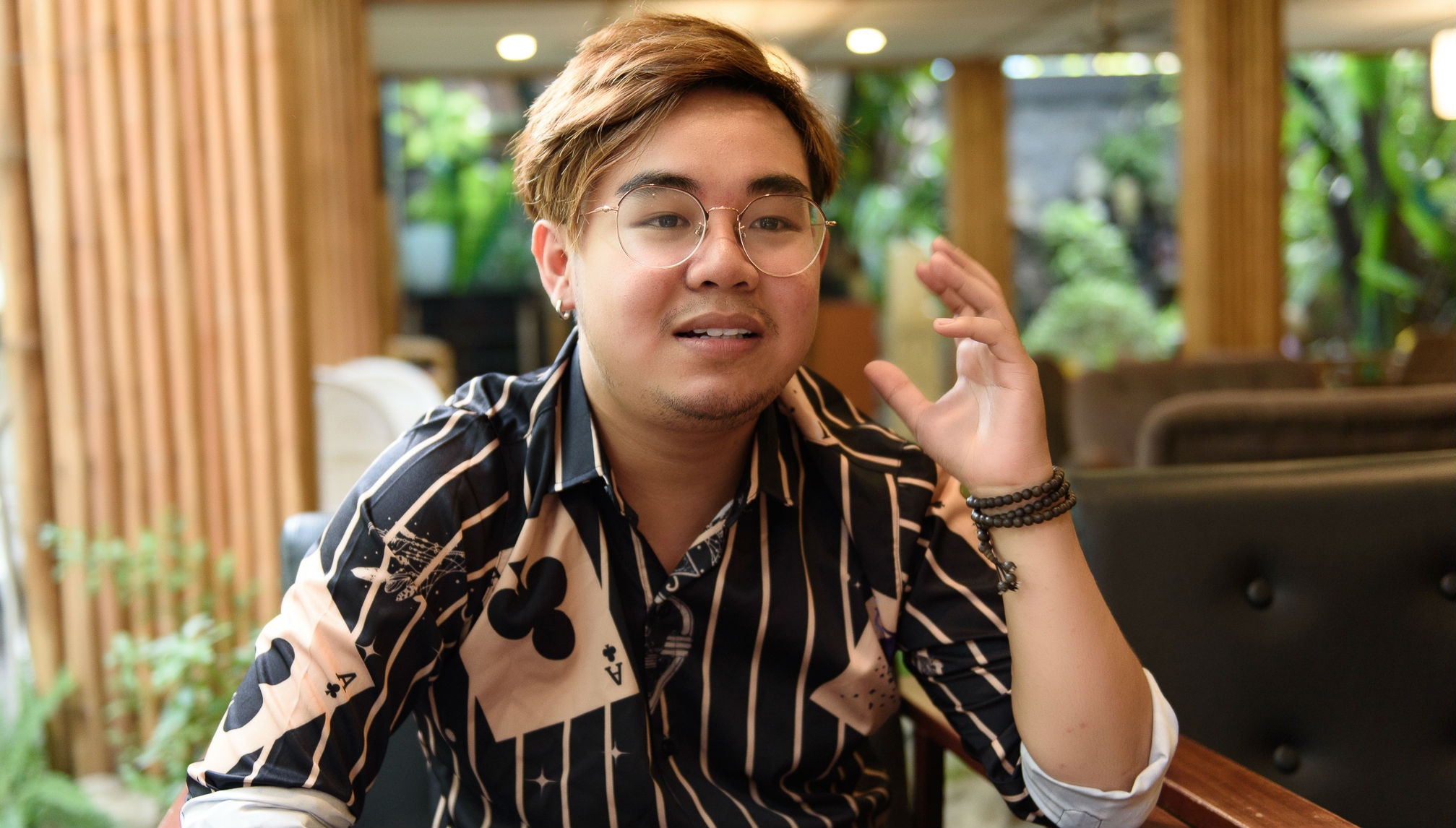 Bi kich cua 'than dong am nhac' be Chau: Ba me pha san, ban nha tra no hinh anh