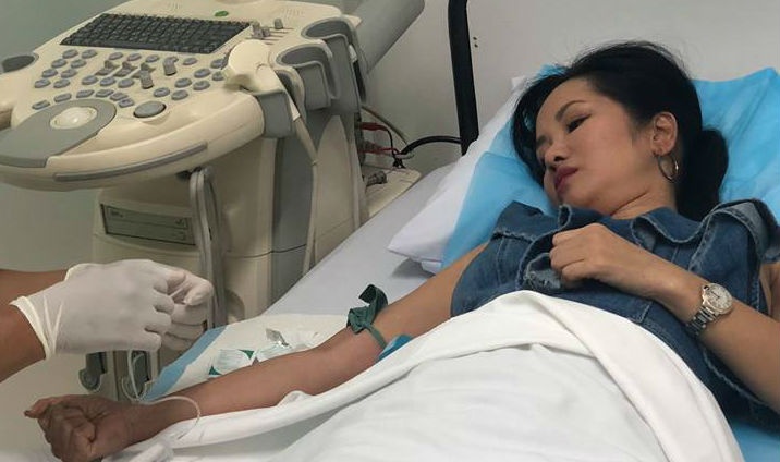 Ca si Hong Nhung nhap vien, bac si khuyen nen nghi hat hinh anh