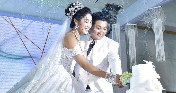 Hoa hau Dai duong Dang Thu Thao va chong hat Bolero trong tiec cuoi hinh anh