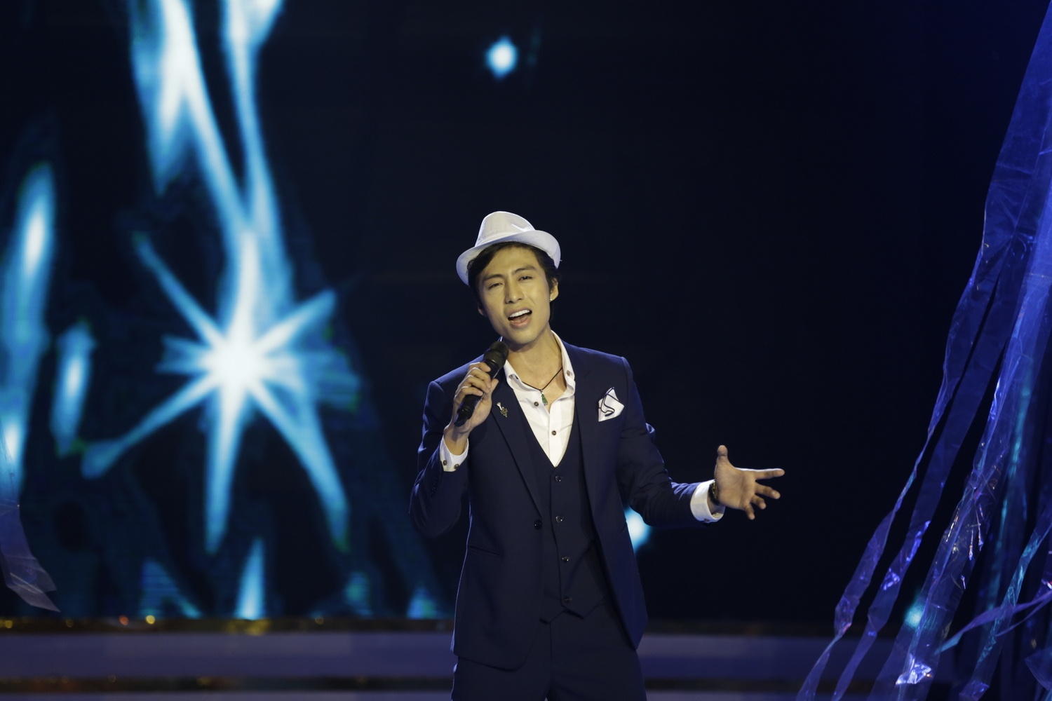 Hot girl Solo cung Bolero cong khai dong tinh anh 2