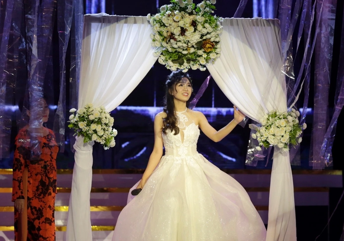 Hot girl Solo cung Bolero cong khai dong tinh anh 1