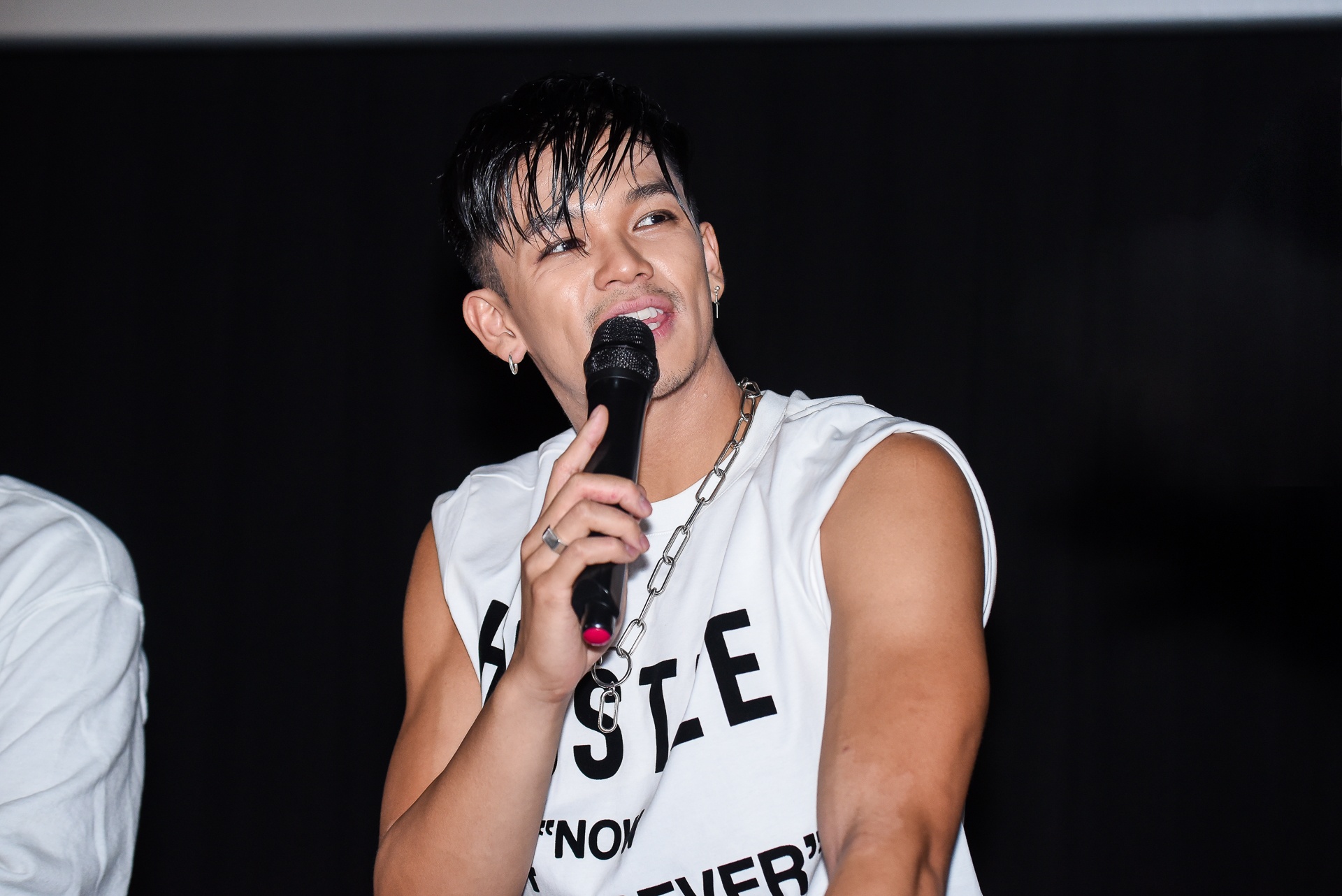 Duong Khac Linh va ban gai anh 1