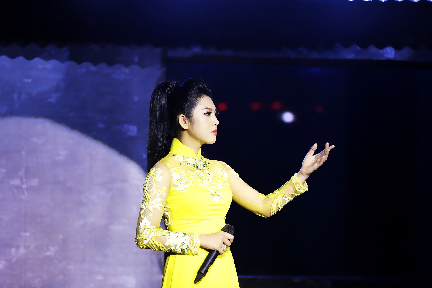 Phi Nhung ghen khi thi sinh nguong mo Manh Quynh anh 1