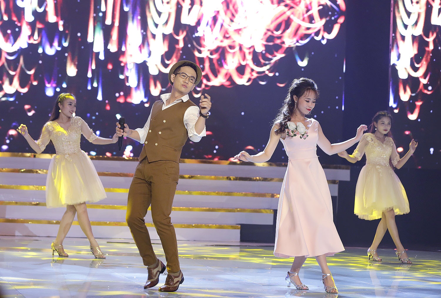 Phi Nhung ghen khi thi sinh nguong mo Manh Quynh anh 3