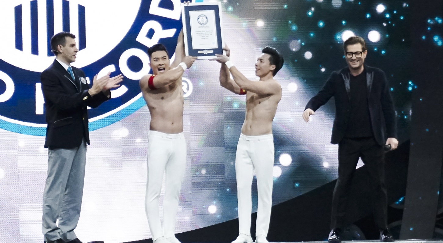 Quoc Co, Quoc Nghiep lap ky luc Guinness bit mat, chong dau tai Italy hinh anh