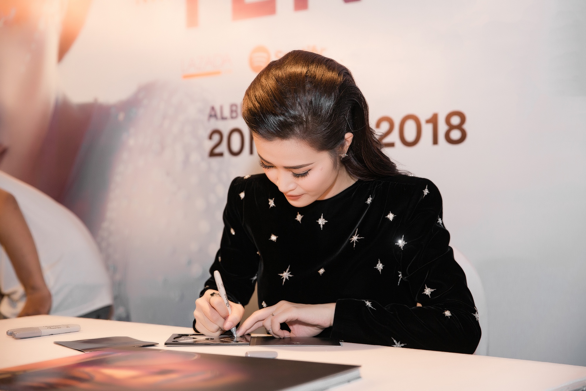 Đông Nhi tổ chức live show sau 10 năm ca hát ảnh 2 Dong Nhi to chuc live show sau 10 nam ca hat anh 2