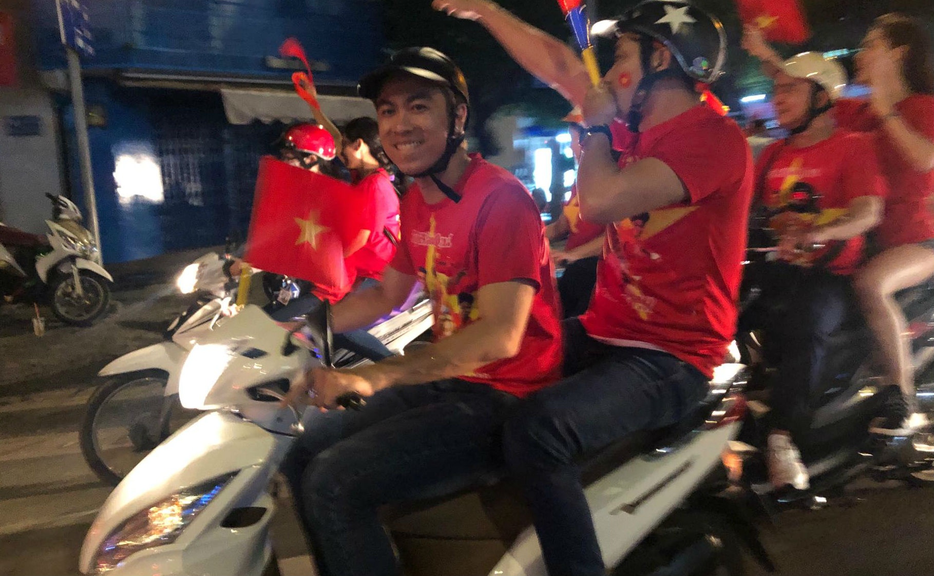 Ho Viet Trung, Minh Luan bo lai oto, xuong duong di bao hinh anh